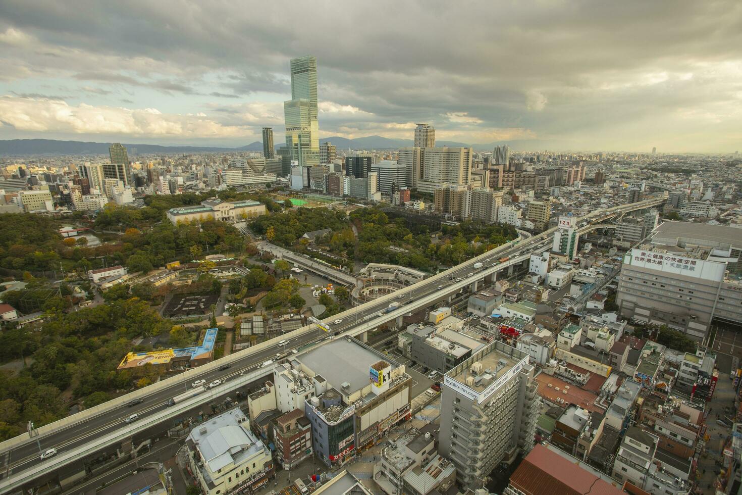 osaka Giappone - 6 novembre 2018 panorama Visualizza di osaka città orizzonte a partire dal Shinsekai, tsutenkaku Torre foto