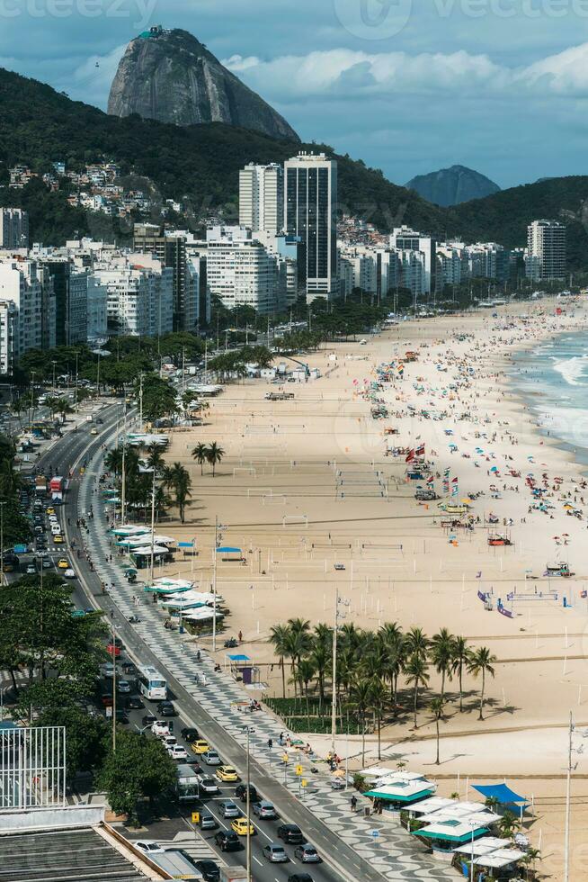 alto prospettiva Visualizza di copacabana spiaggia nel rio de janeiro, brasile con sugarloaf montagna visibile nel il lontano sfondo foto