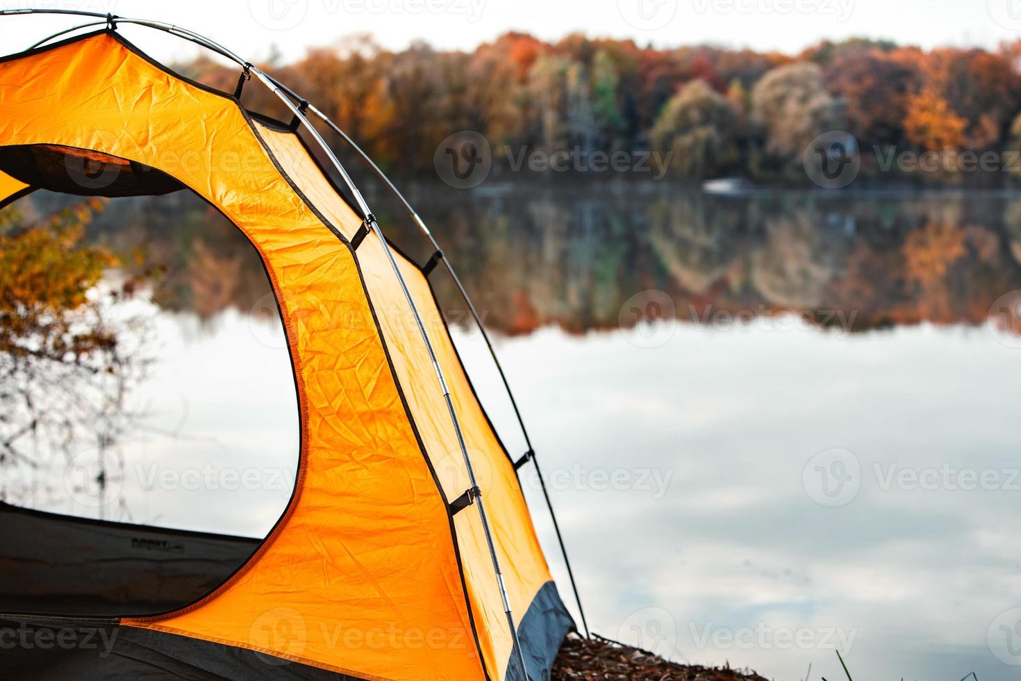 tenda sulla spiaggia del lago autunno stagione autunnale foto