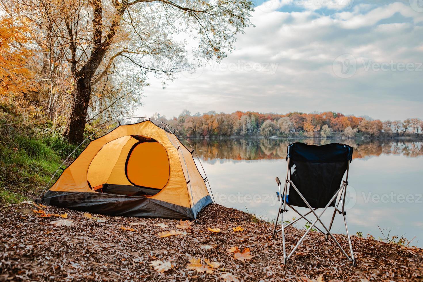 tenda sulla spiaggia del lago autunno stagione autunnale foto