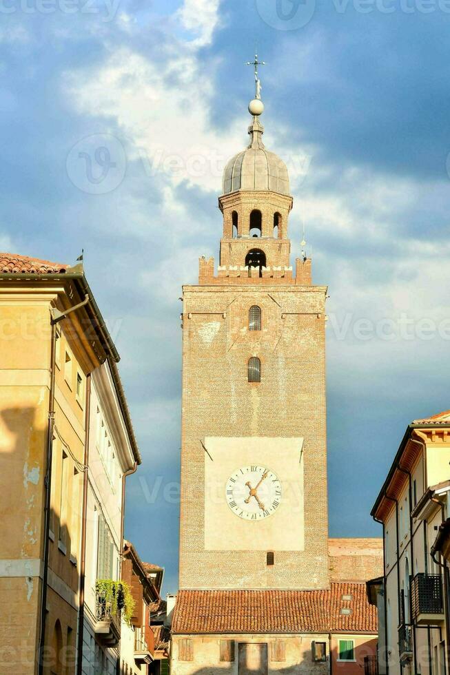 un' storico edificio con un' nel il mezzo di un' città foto