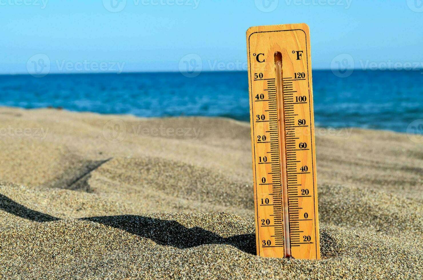 un' termometro su il spiaggia foto