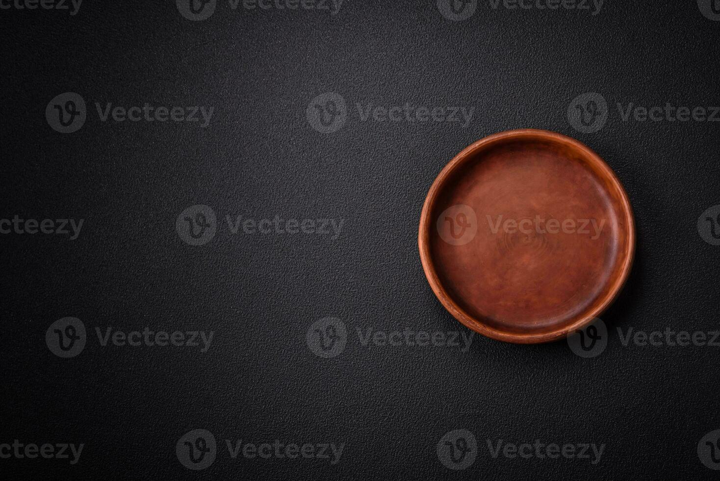 accidentato vuoto ceramica piatto su un' strutturato calcestruzzo sfondo foto