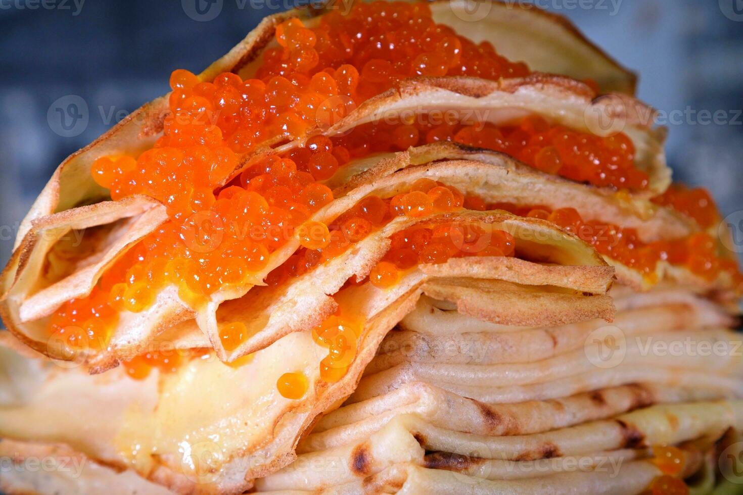 Pancakes con rosso caviale , nero caviale con feta formaggio decorato con erbe aromatiche. delizioso salutare cibo foto