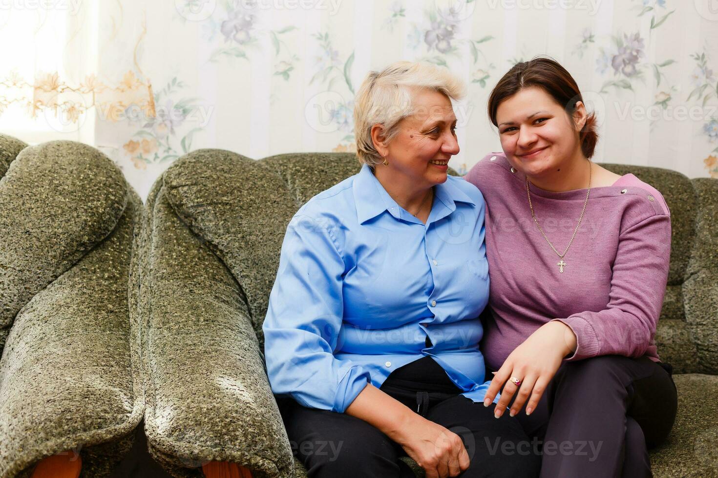 bella donna e anziano madre a casa foto