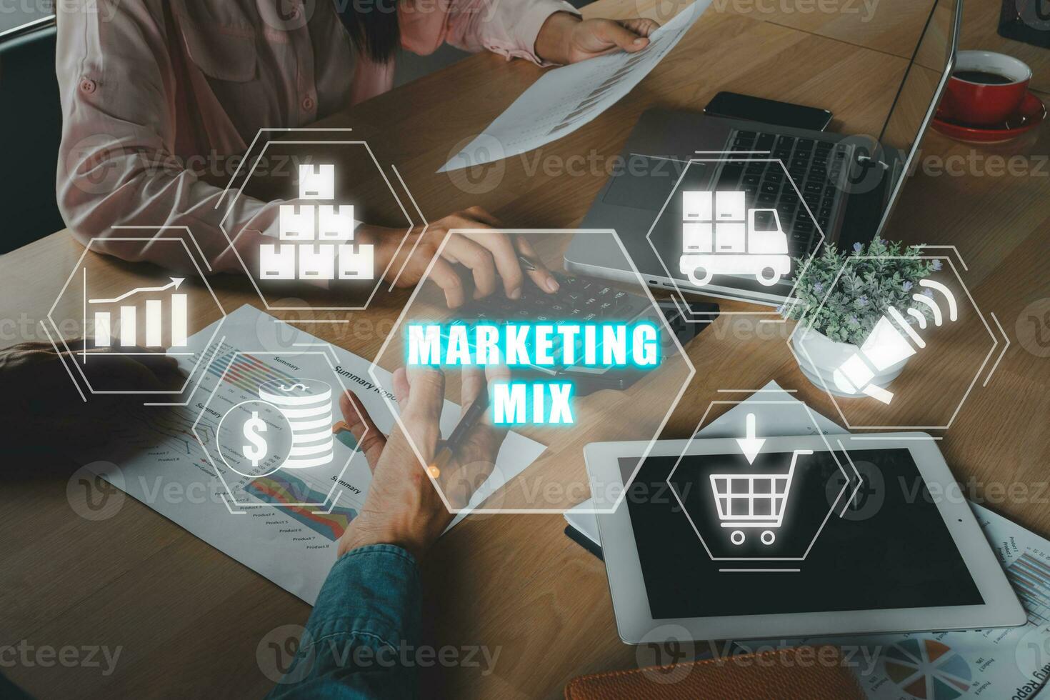 marketing mescolare concetto, attività commerciale squadra analizzando reddito grafici e grafici su ufficio scrivania con marketing mescolare icona su virtuale schermo, prezzo, posto, promozione, Prodotto, persone e fisico ambiente. foto