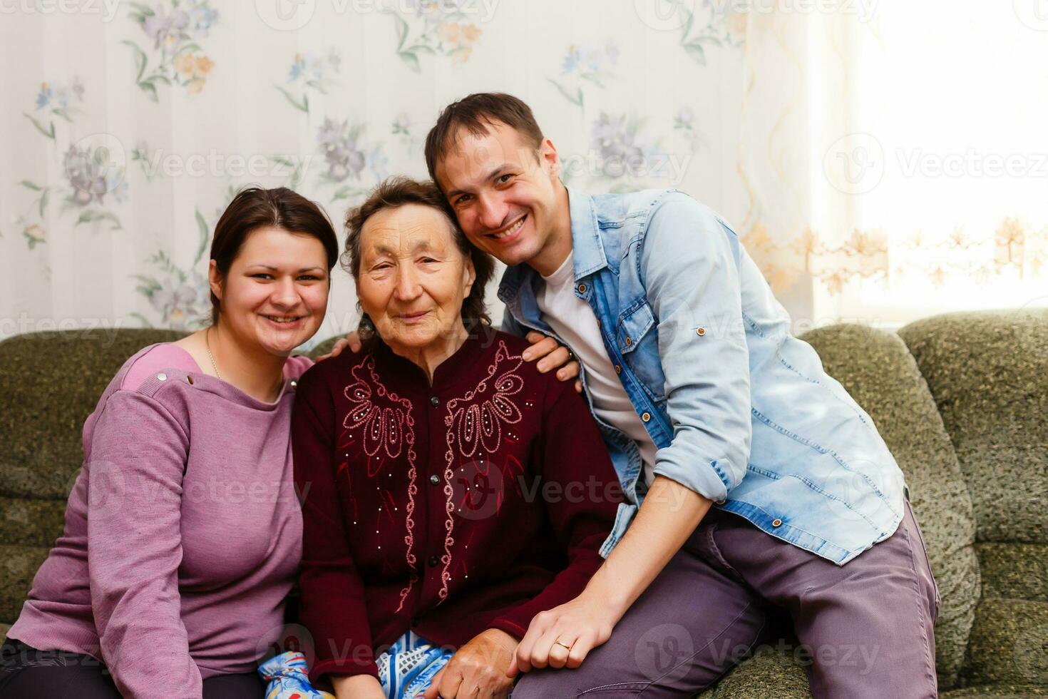 cresciuto su adulto sorridente nipoti abbraccia anziano nonna lieto per vedere mancante suo, visitare di amorevole parenti godere comunicazione, coccolare come simbolo di connessione, amore e supporto concetto foto