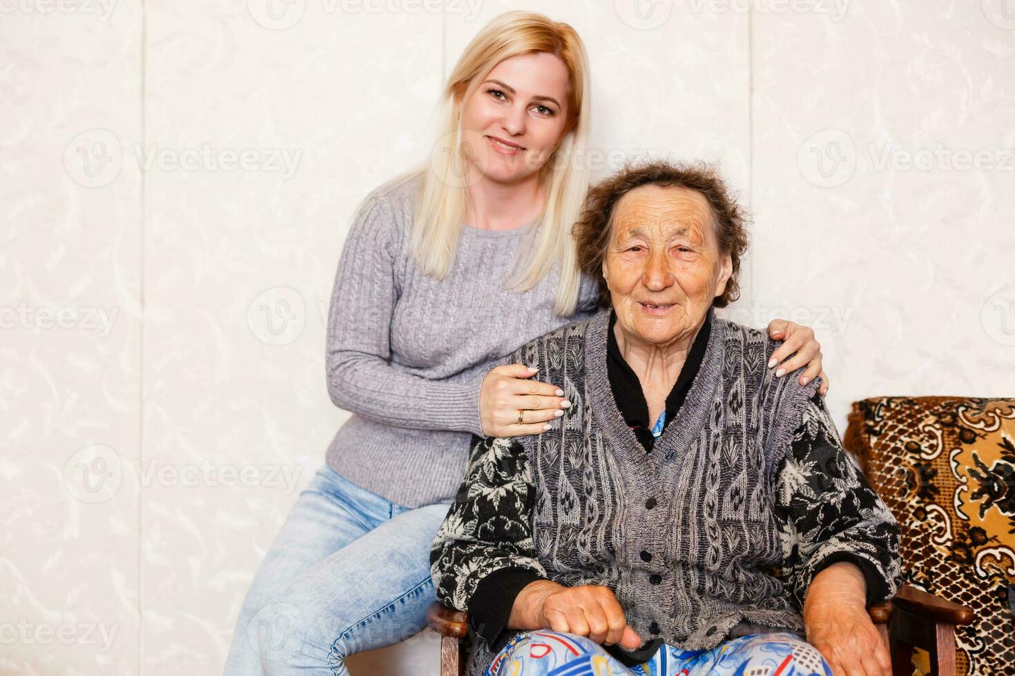 anziano donna con sua badante a casa foto