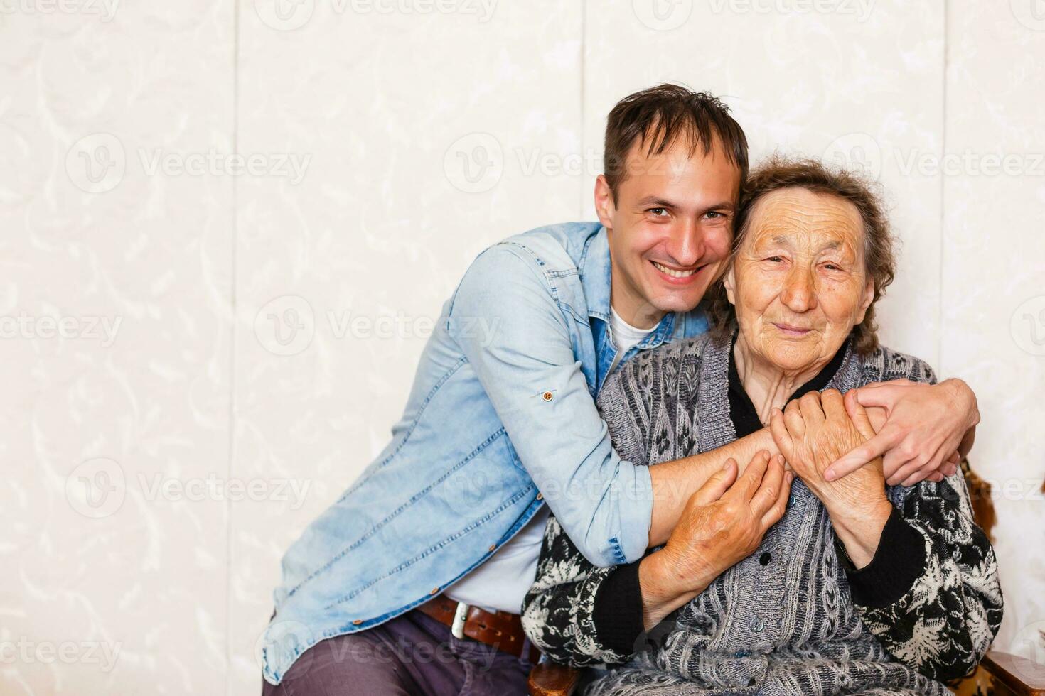 immagine di un' anziano donna e un' giovane uomo foto