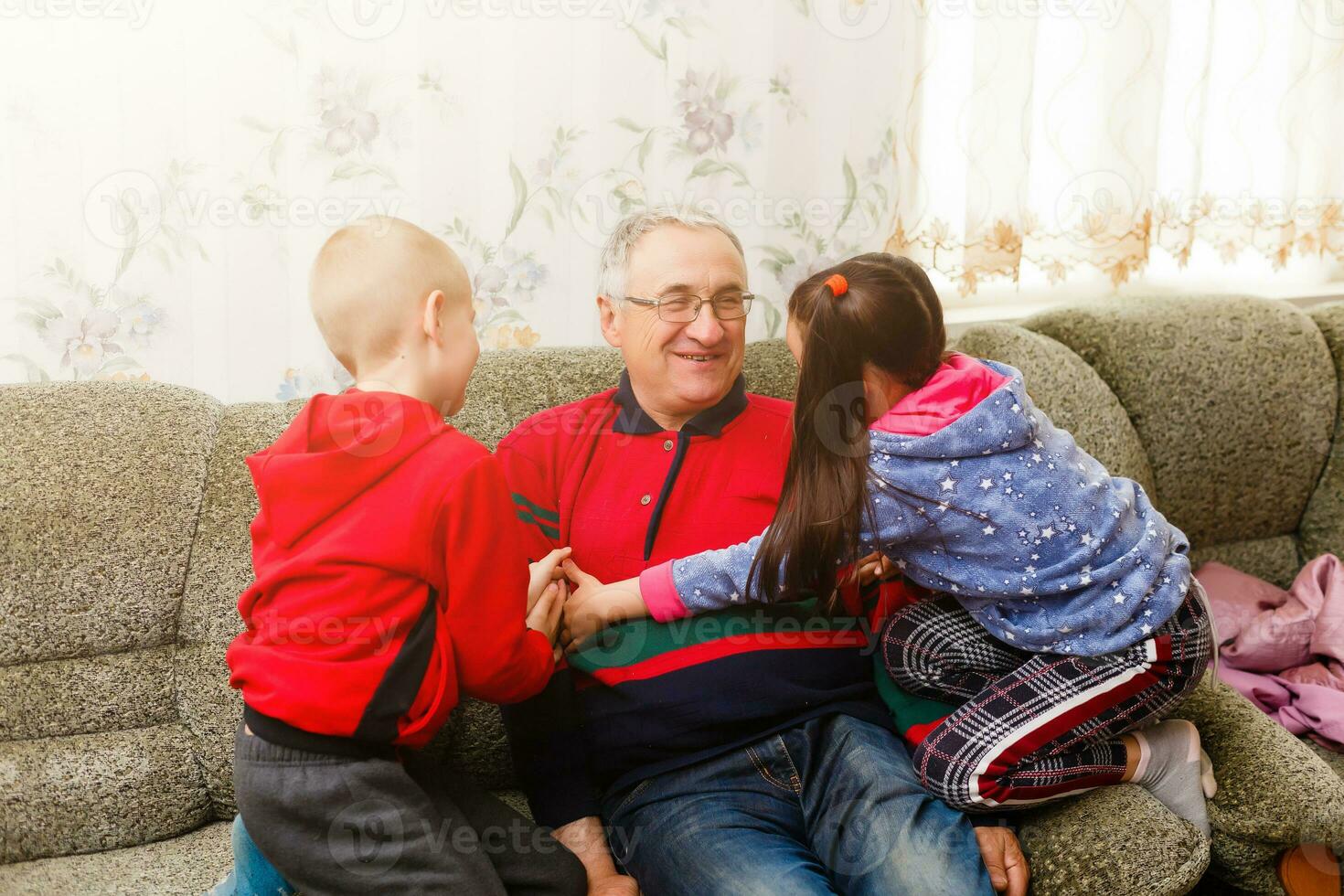 nonno spende tempo con nipoti nel il vivente camera foto