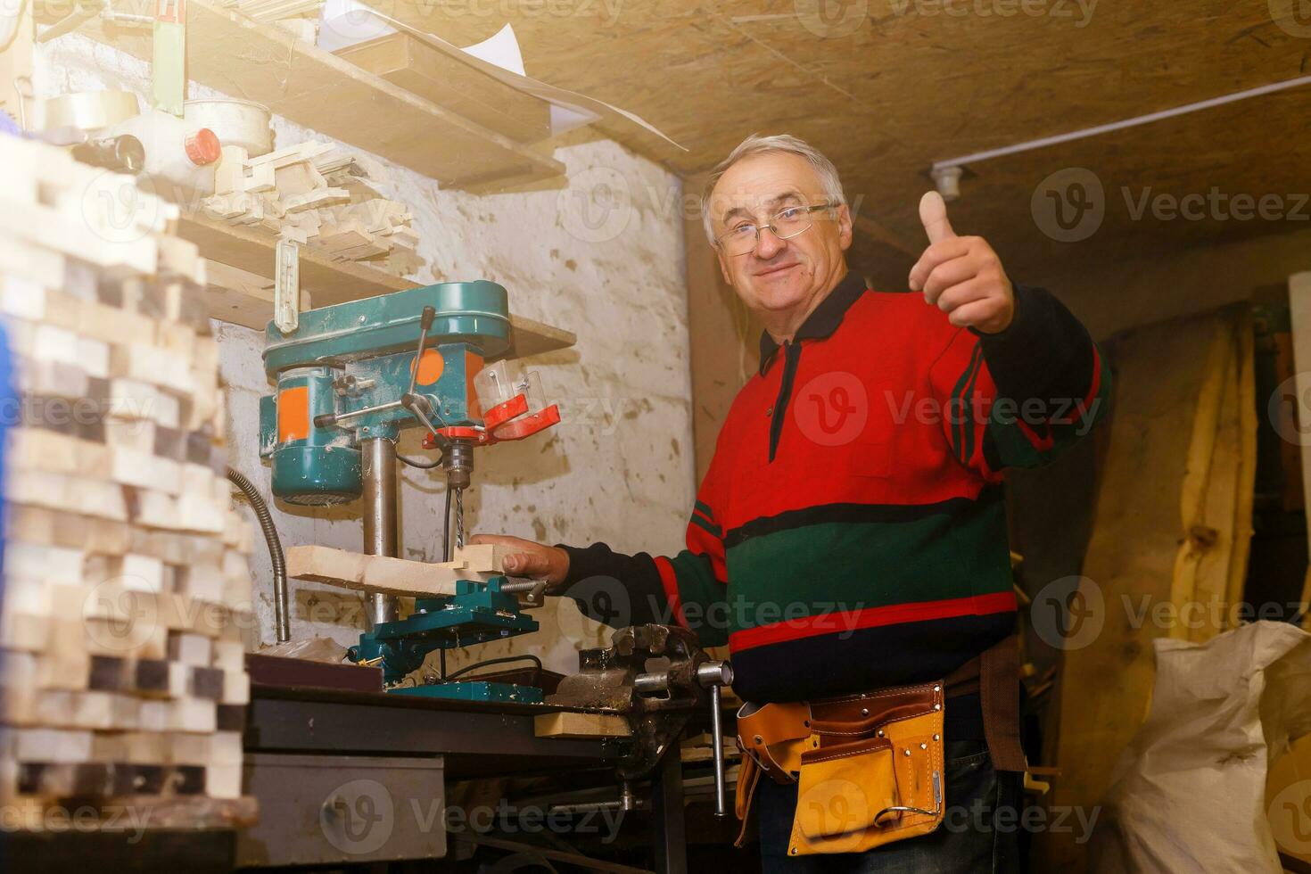 falegname lavori nel un' laboratorio per il produzione di Vintage ▾ mobilia foto