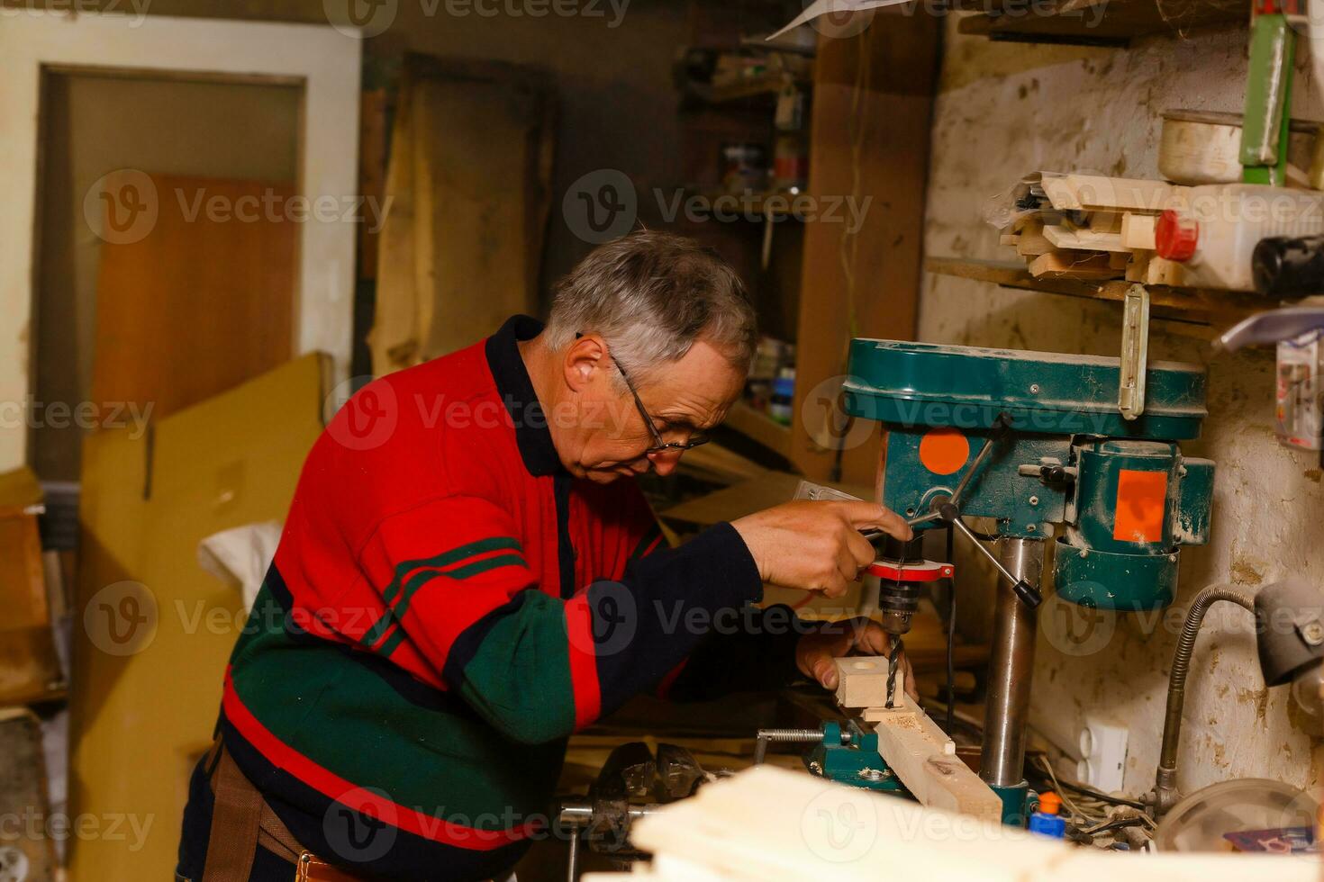 falegname fare il suo lavoro nel carpenteria officina. foto