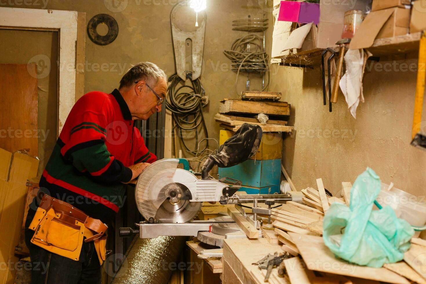 Immagine di maturo falegname nel il laboratorio foto