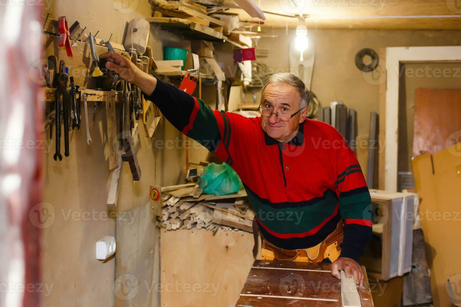 falegname fare il suo lavoro nel carpenteria officina. foto