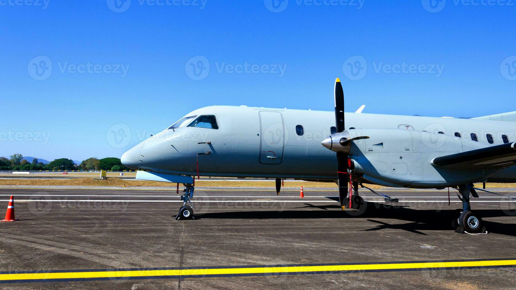 privato esclusivo piccolo Jet aereo parcheggiata su asfalto di aeroporto, blu cielo la zona, privato Jet su il pista di decollo. foto