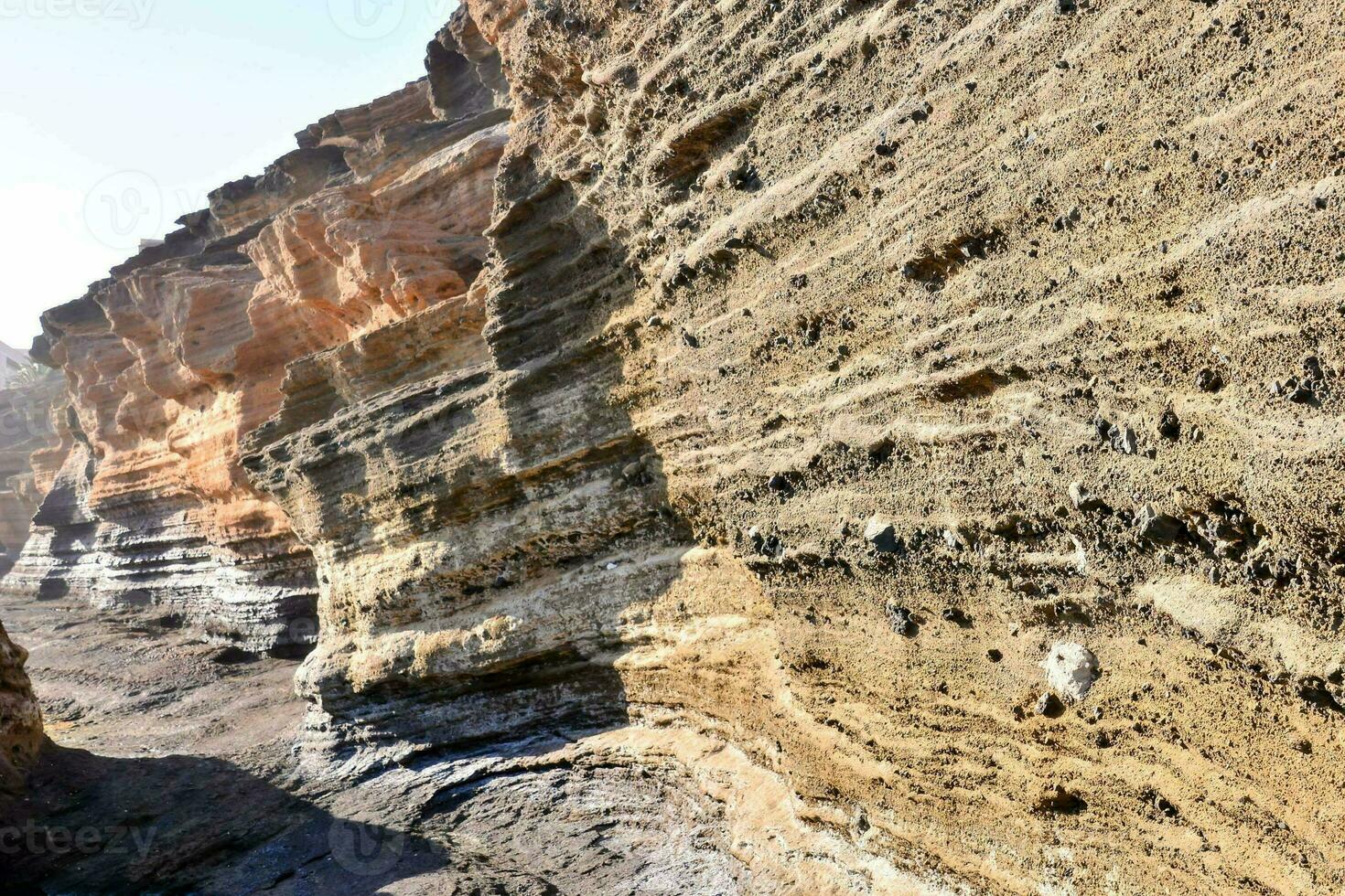 un' grande roccia formazione nel il mezzo di un' canyon foto