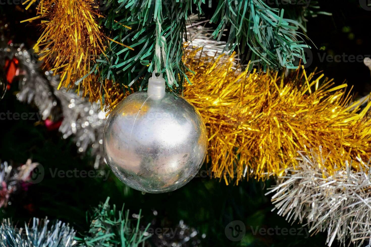 un' argento ornamento su un' Natale albero foto