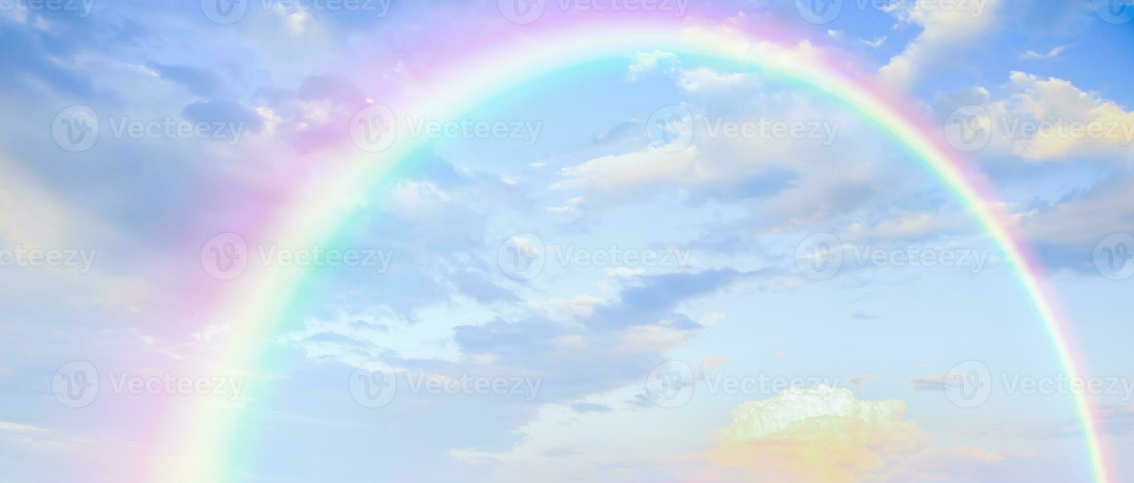 bellissimo arcobaleno con nuvole e blu cielo foto