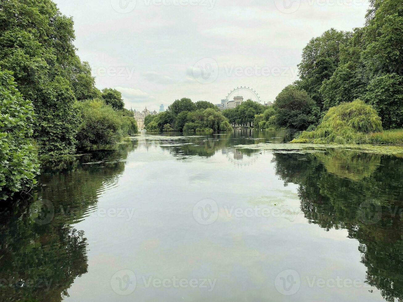 una vista di un lago a londra foto