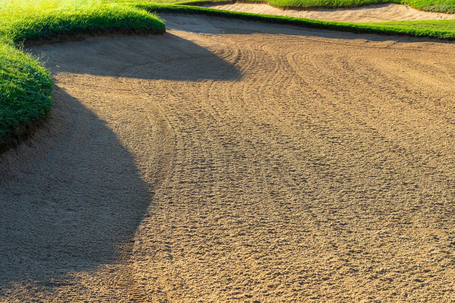 golf corso sabbia fossa bunker, verde erba circostante il bellissimo sabbia fori è uno di il maggior parte stimolante ostacoli per giocatori di golf e Aggiunge per il bellezza di il golf corso. foto