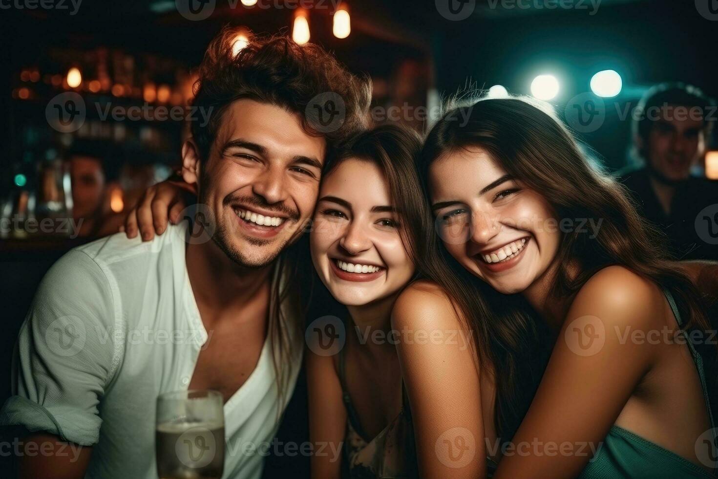 ai generato un' uomo e Due donne a un' festa. nuovo anno celebrazione foto