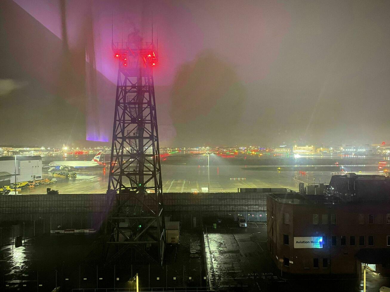 Londra nel il UK su 5 novembre 2023. un aereo su il pista di decollo a di Londra Heathrow aeroporto foto