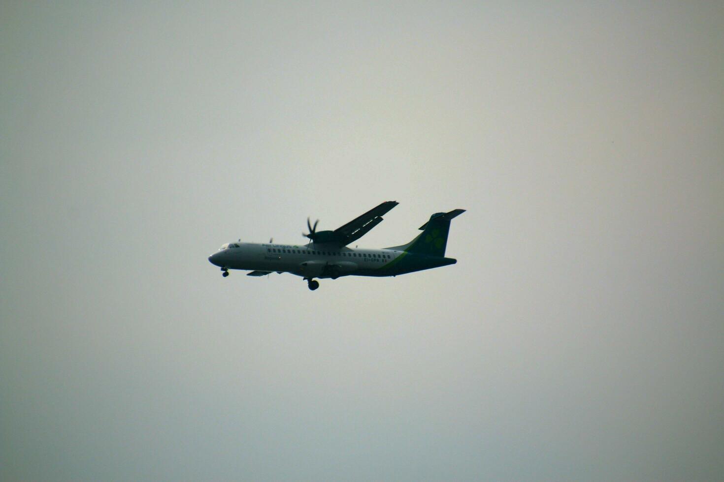 knutsford nel il UK nel giugno 2023. un aereo si avvicina Manchester aeroporto foto