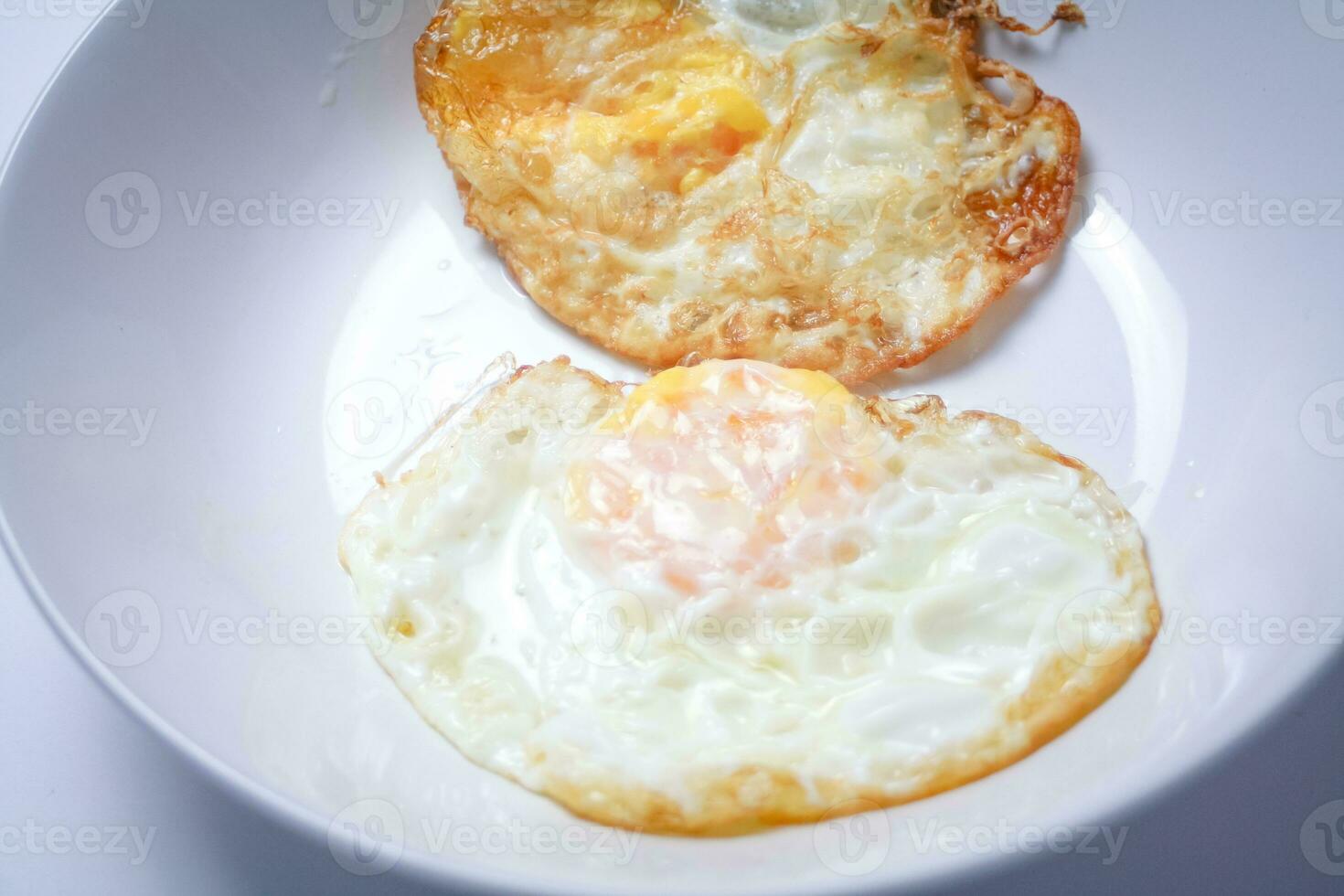 fritte uovo con pane su bianca sfondo. tailandese stile prima colazione. foto