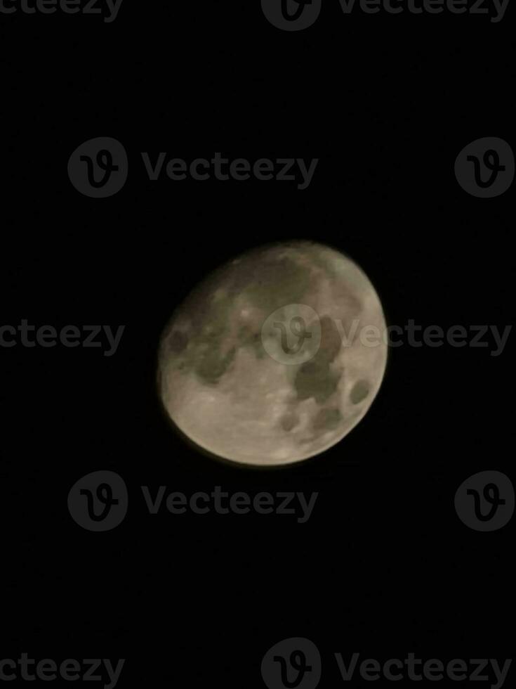 il Luna è visto nel il buio cielo foto