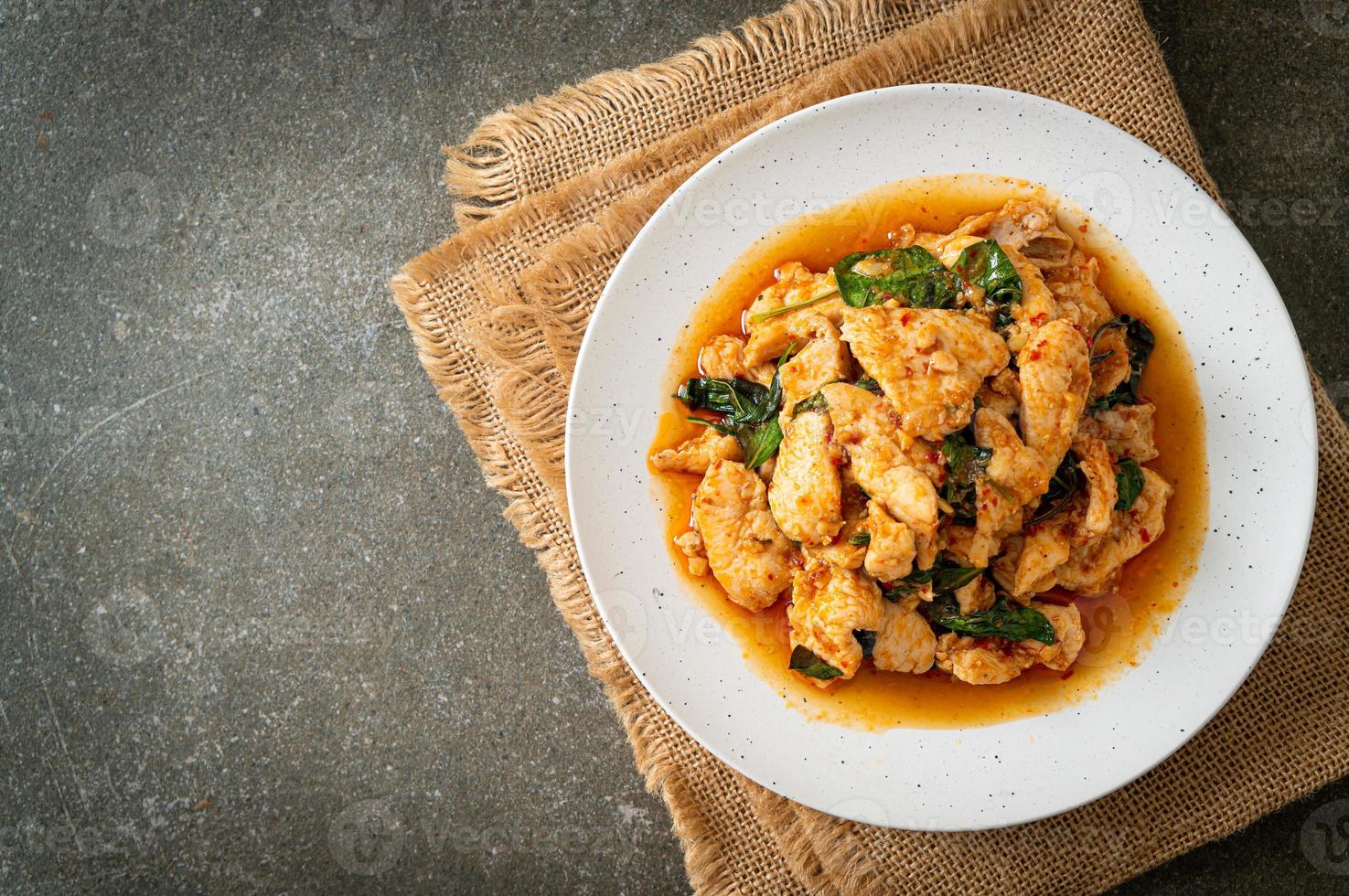 pollo saltato in padella con pasta di peperoncino foto