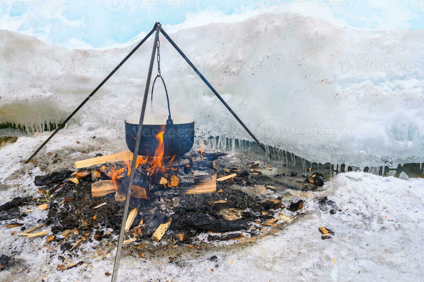 un' fuoco pentola utilizzando per cucinando pesce la minestra durante campeggio su lago baikal, Russia. Locale pescatore cucinato su fuoco, con il Aiuto di caldo pietre e carboni. foto