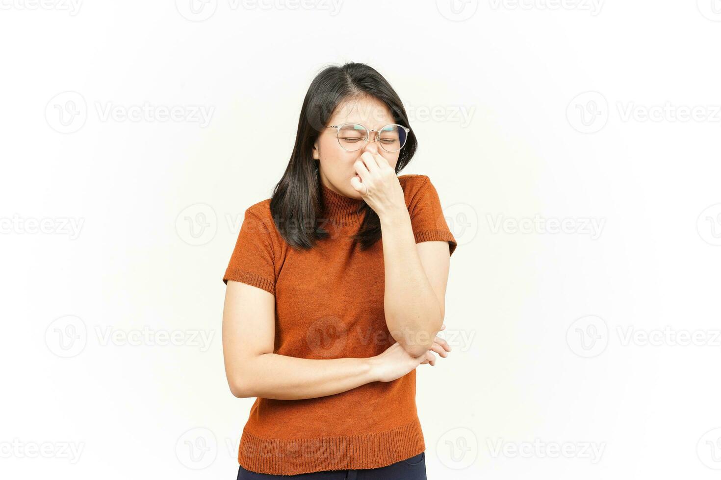 odorare qualcosa puzzolente e disgustoso di bellissimo asiatico donna isolato su bianca sfondo foto