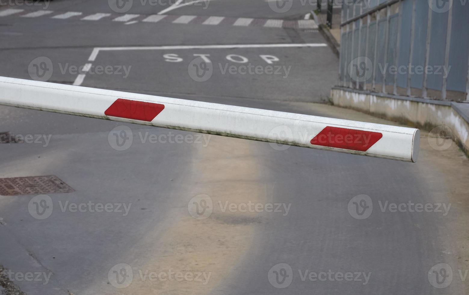 bar parcheggio auto e segnale di stop foto