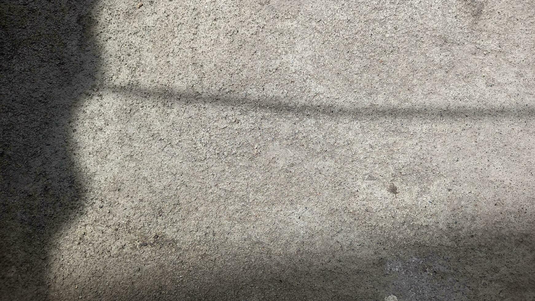 ruvido calcestruzzo pavimento struttura. grigio cemento pavimento. grunge sfondo con ombra. foto