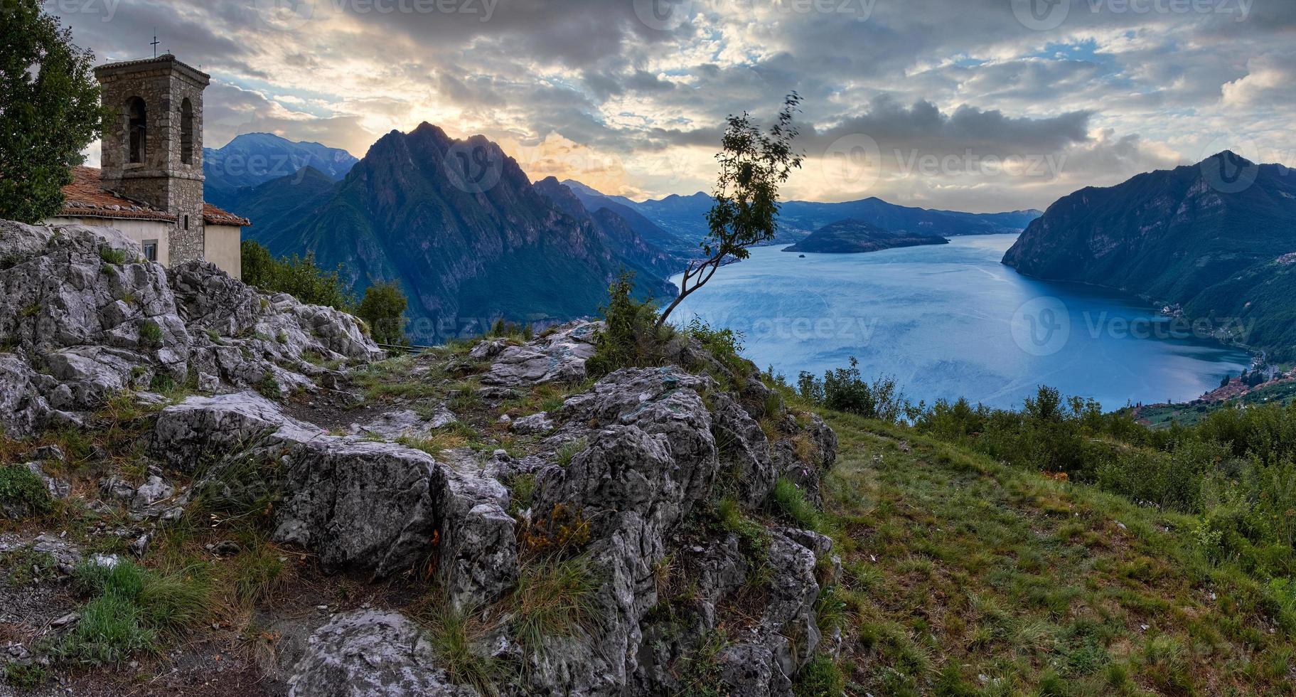 bel tramonto sul lago e sulla campagna foto