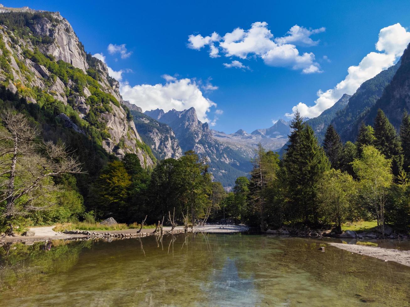 calme acque del lago che riflettono le nuvole foto