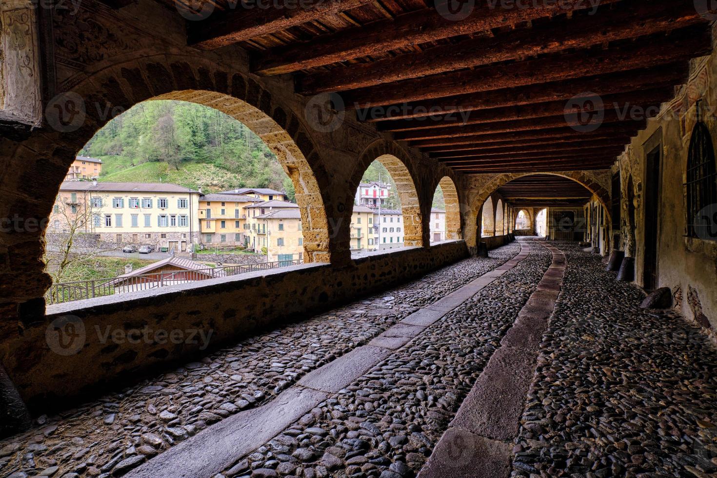 vista panoramica del borgo antico e della sua splendida vecchia strada porticata foto