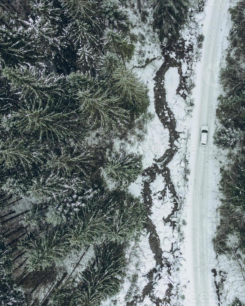 vista aerea del fuoristrada nel sentiero forestale invernale foto