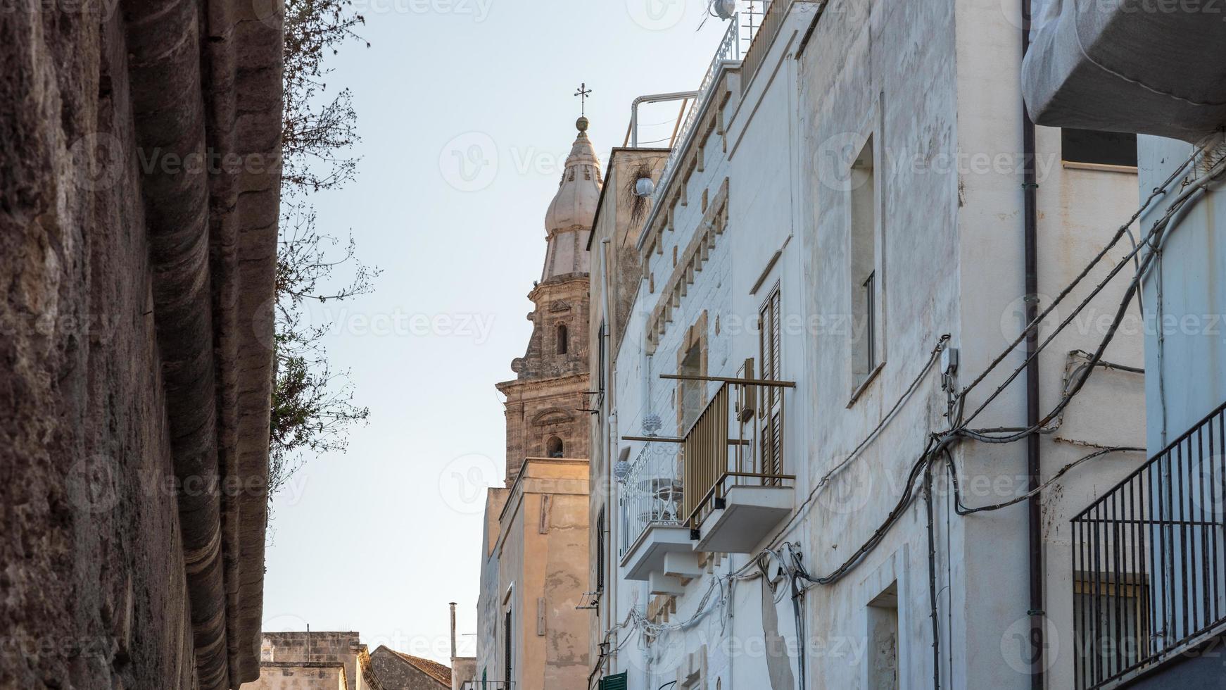 monopoli, il porto e il centro storico foto