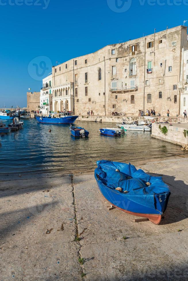 monopoli, il porto e il centro storico foto