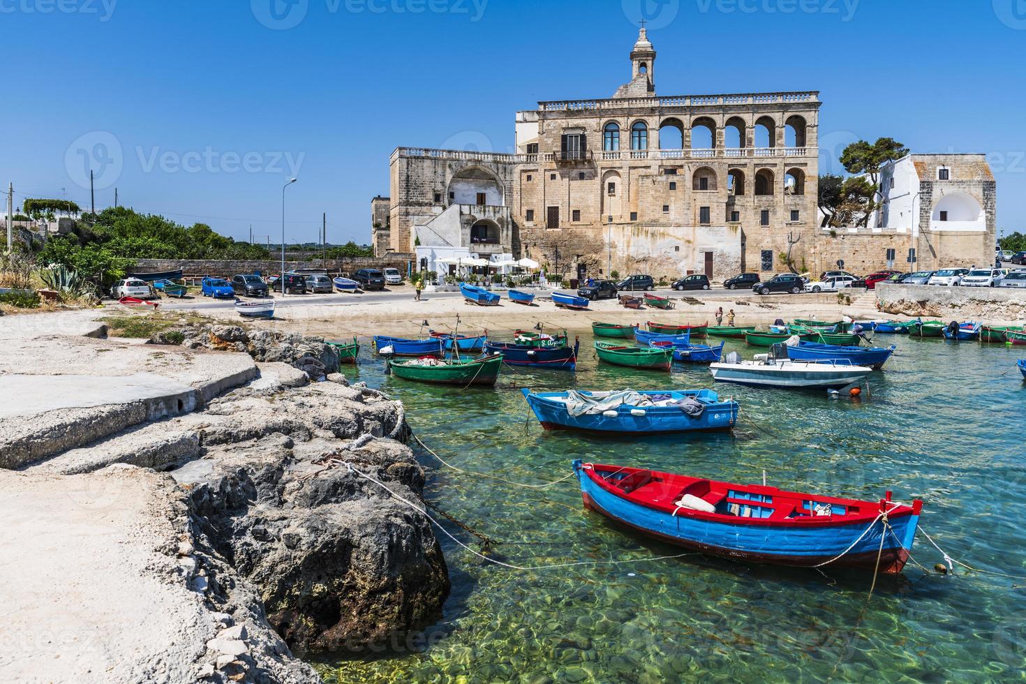 la baia di san vito e la sua abbazia, il mare di polignano a mare foto