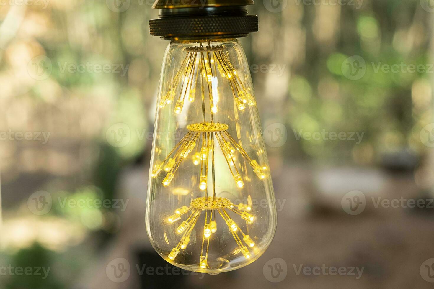 lampada elettrica a led retrò classica a incandescenza bianco caldo su sfondo sfocato, lampadina vintage foto