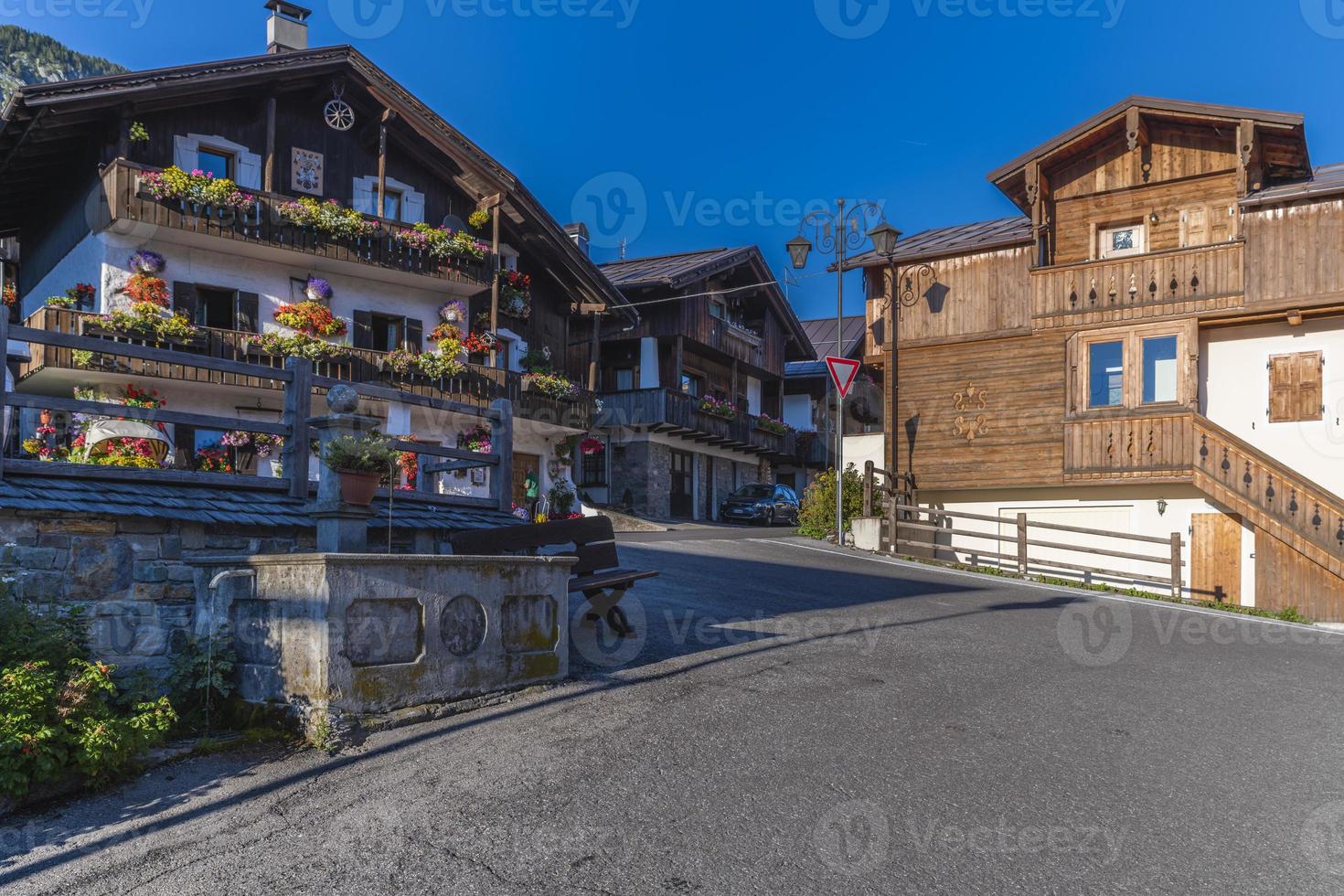 scorci del paese montano di sappada foto