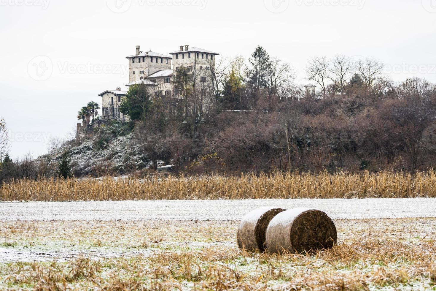 prima neve sui paesi di collina. tra autunno e inverno foto