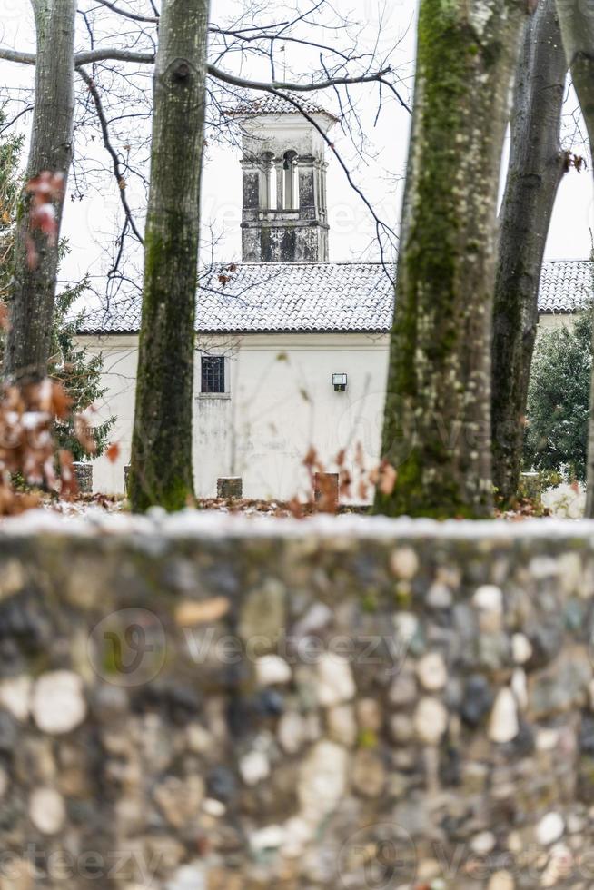 prima neve sui paesi di collina. tra autunno e inverno foto