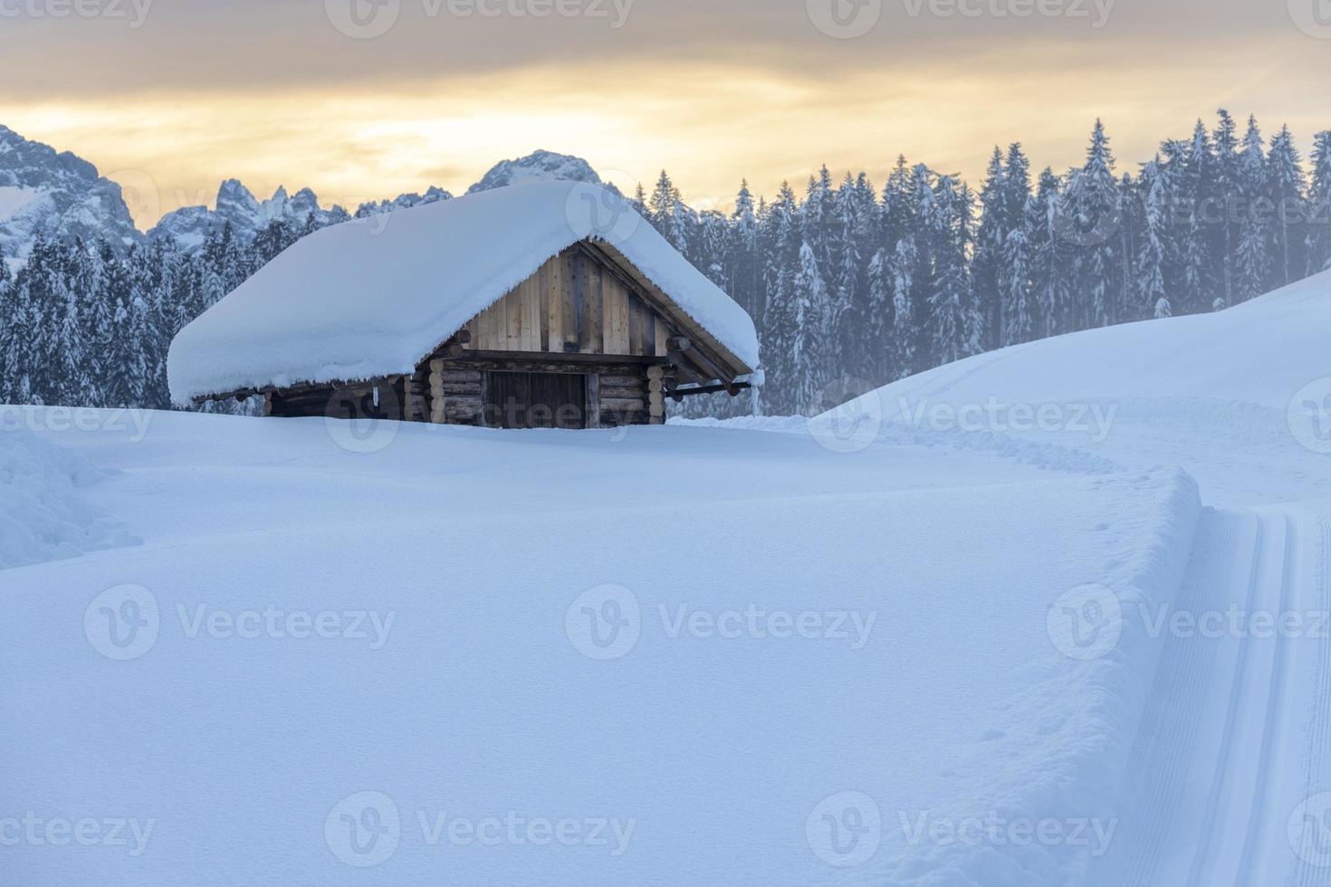 dopo la nevicata. ultime luci del crepuscolo a sappada. magia delle dolomiti foto