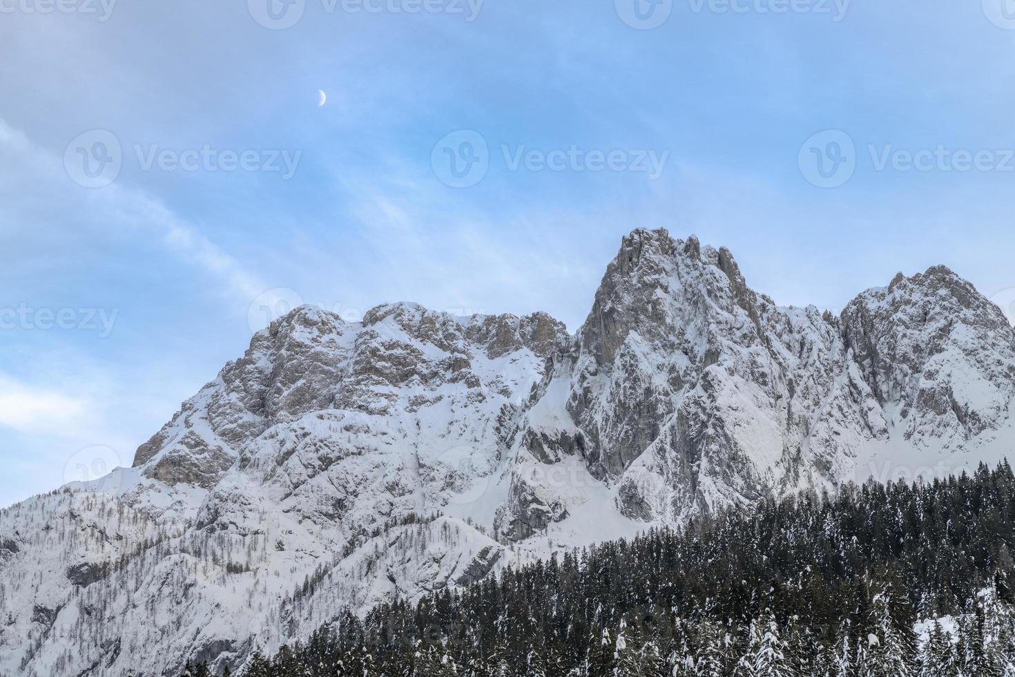 dopo la nevicata. ultime luci del crepuscolo a sappada. magia delle dolomiti foto