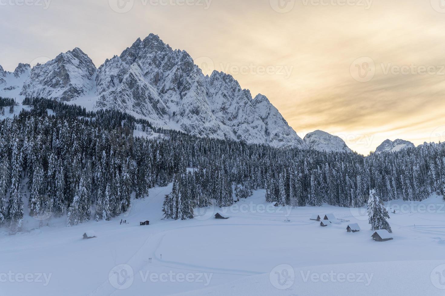 dopo la nevicata. ultime luci del crepuscolo a sappada. magia delle dolomiti foto