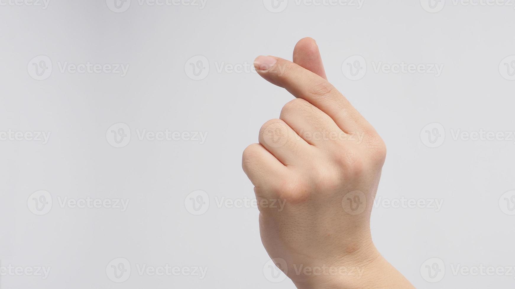 segno della mano mini cuore su sfondo bianco. foto