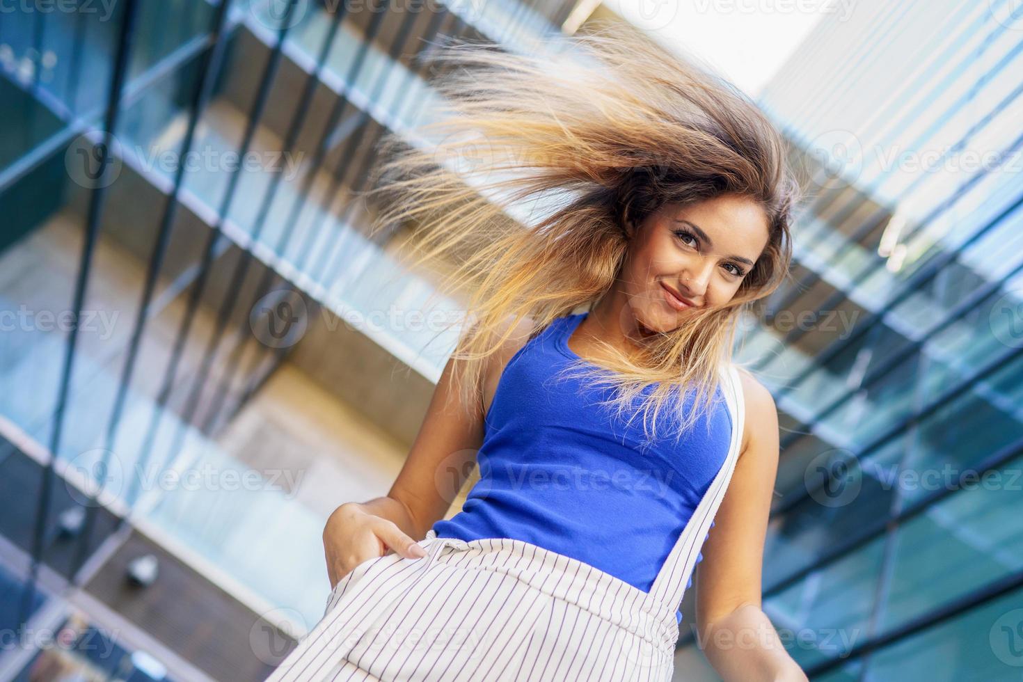 vista dall'alto di una giovane ragazza che muove i capelli selvaggiamente foto